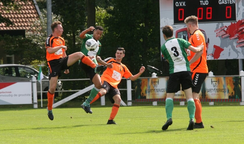 André Breinburg (OVV) verijdelt een aanval van Rockanje. (Foto: Wil van Balen).