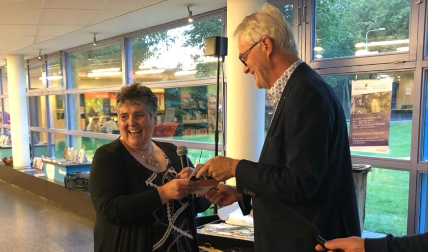 Wethouder Piet Vreugdenhil nam het eerste exemplaar van het boekje Durf! in ontvangst.