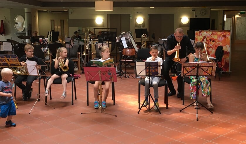 Je kunt niet jong genoeg beginnen met het leren spelen van een muziekinstrument.