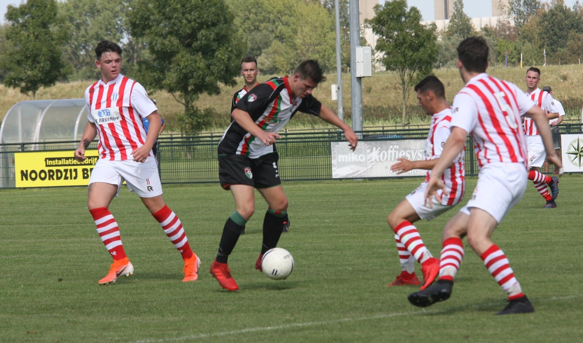 De piepjonge selectie van Zwartewaal was nog niet toe aan een echte krachtmeting met buurman GHVV '13. (Foto: Wil van Balen).