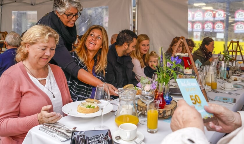 Klanten genoten van de heerlijke jubileumbrunch.