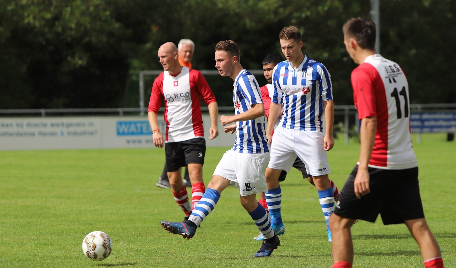 Joël Kroon scoorde voor Zwartewaal in de uitwedstrijd bij Stellendam, die met 2-3 verloren ging. Archieffoto: Peter de Jong.