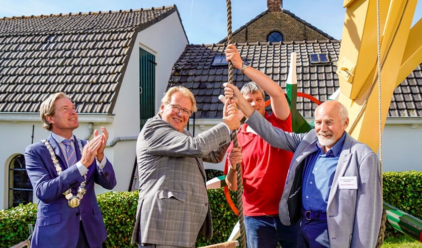 Gezamenlijk werden de wieken weer in beweging gezet.