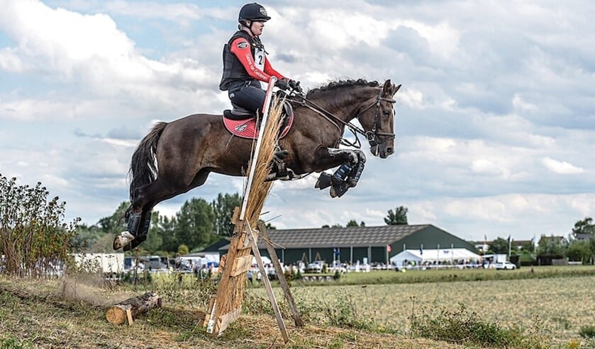 Sabine van Gelderen behaalde een eerste plaats bij Eventing Westdorpe.
