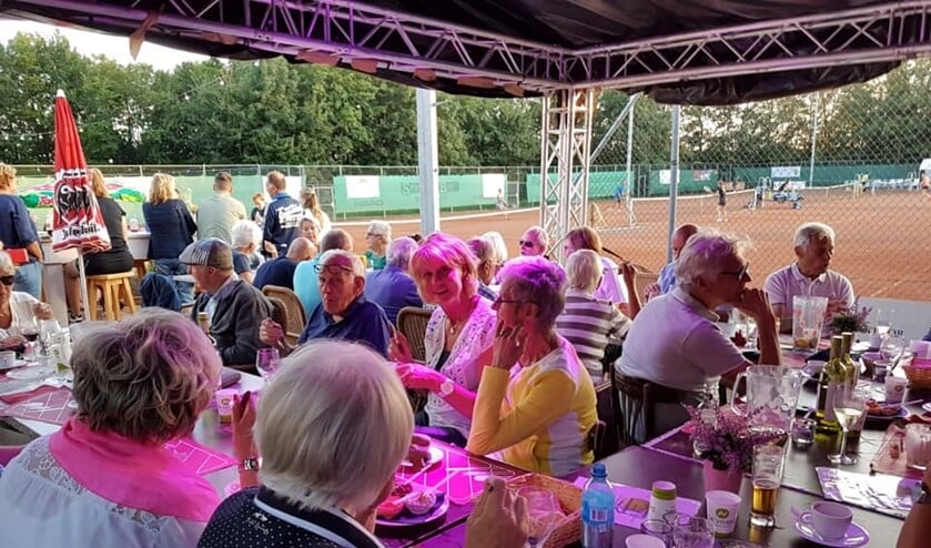 Niet alleen werd er volop getennist bij Het Westrak, ook culinair werd er volop genoten.