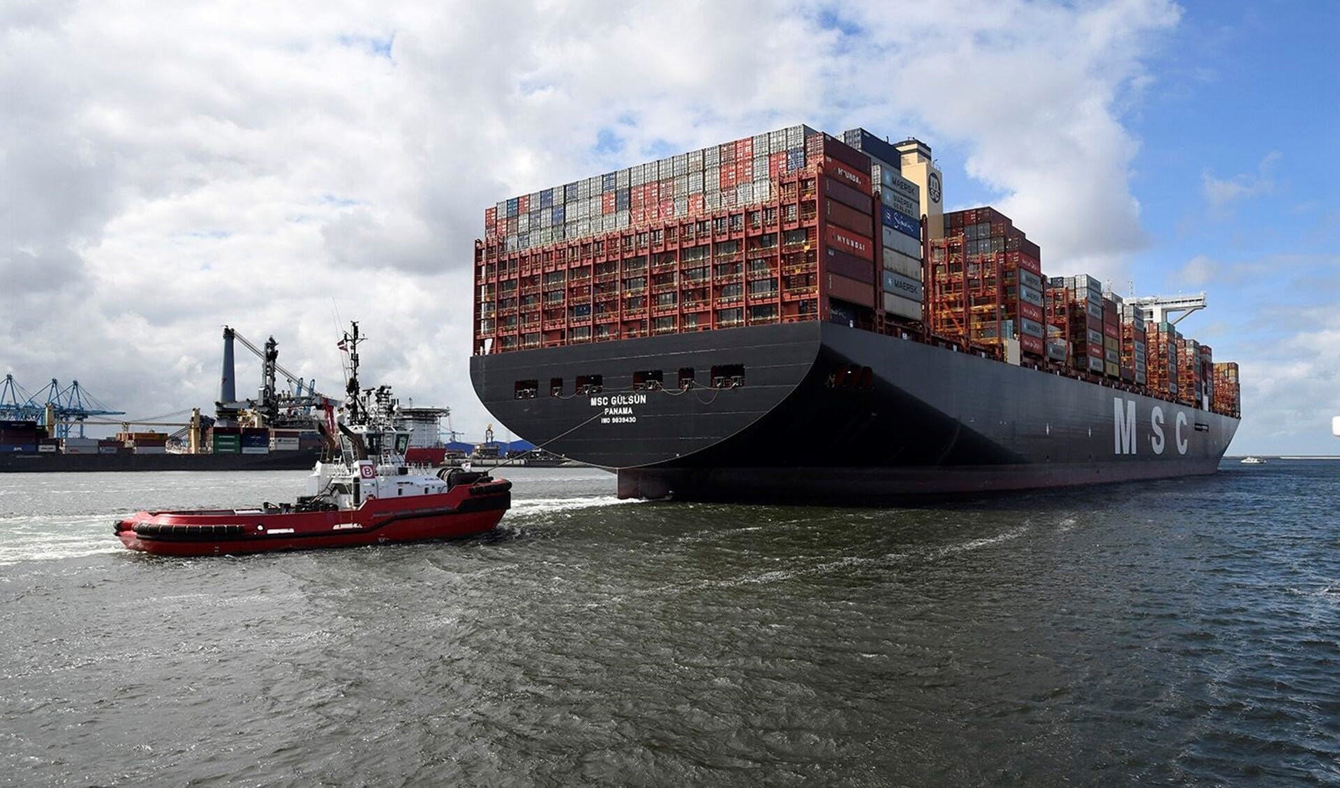 Rotterdam 3 september 2019Aankomst MSC GülsünMSC Gülsün arriveerde dinsdagmiddag 4 september om 14.00 uur aan de kade vande APMT 2 terminal in de Rotterdamse haven. Het 400 meter lange en 62 meterbrede schip heeft een capaciteit van 23.756 TEU (20 voets standaardcontainers) en isdaarmee het grootste