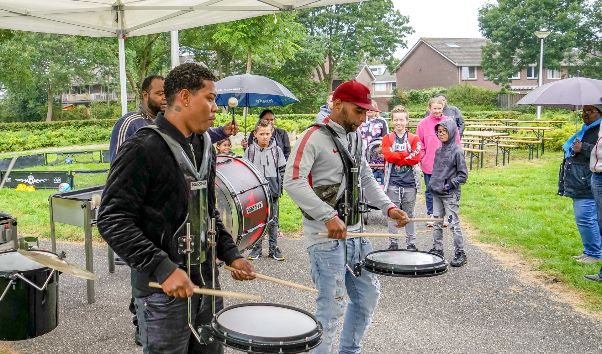 Geopend werd met vrolijke muziek.