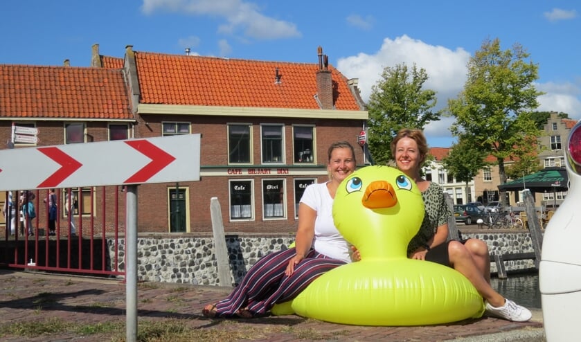 Nathalie Lemmen (bibliotheek) en Machteld Üstün (DukdalfBRES) samen met Mama Eend (Foto: MMV)