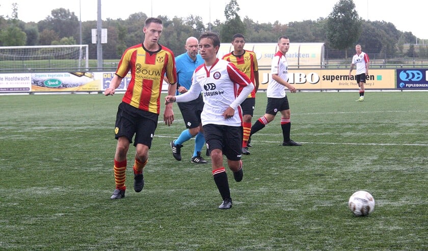 Luke corver, Richard Zeebregts en Marvin Godschalk (v.l.n.r.) nemen gas terug na een afgefloten aanval. (Foto: Wil van Balen).