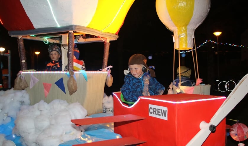 (Lucht)ballonnen waren voor veel deelnemers aan de lampionoptocht van Oostvoorne de vorm waarin het thema 'te Land, ter zee en in de lucht' werd uitgewerkt. (Foto: Wil van Balen).