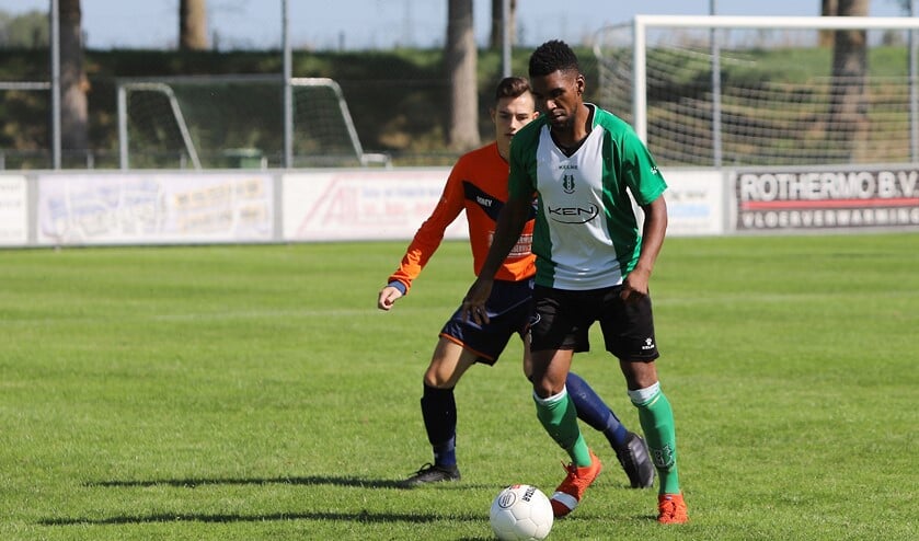 Steven Pieternella droeg met een treffer bij aan de 0-8 zege van OVV bij SV Simonshaven. (Foto: Peter de Jong).