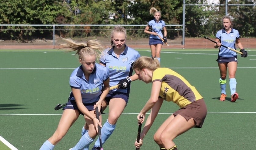 De dames van HV Spijkenisse wisten in Hellevoetsluis in de slotfase te winnen van HC Voorne. Fotografie: Theo van Kralingen