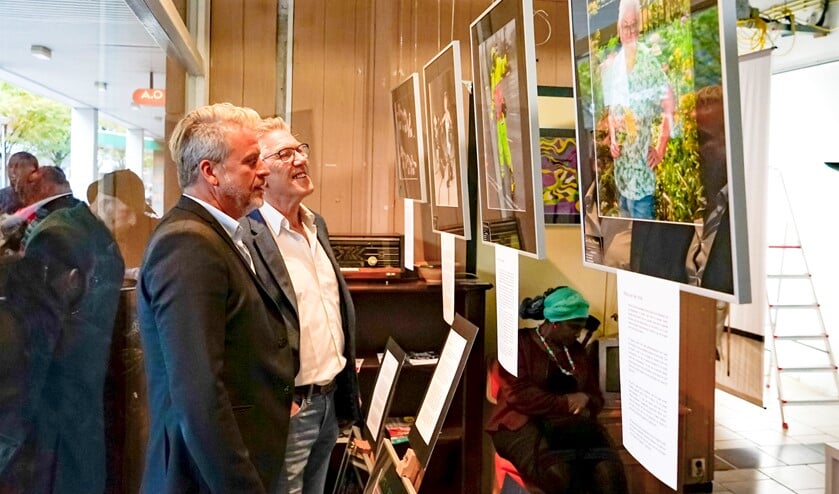 Jan Brons (r) portretteerde de vrijwilligers.