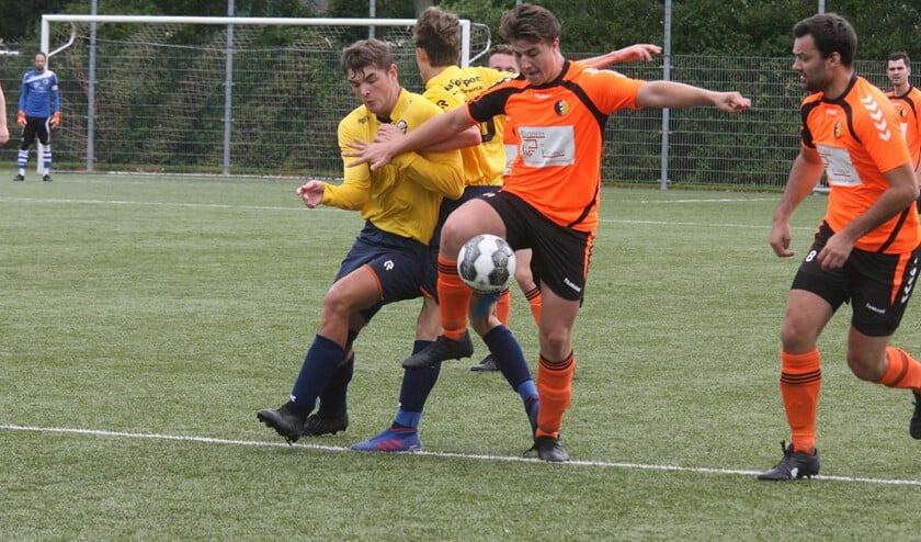 Noa Kompanje scoorde voor Rockanje in het bekerduel tegen SV Simonshaven. (Foto: Wil van Balen).