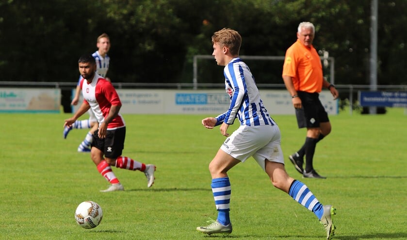 Dion van Gilst is nog maar 23 maar toch al een van de meer ervaren spelers in het jonge elftal van Zwartewaal. (Foto: Peter de Jong).