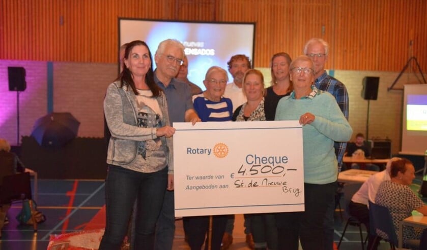 Een mooie cheque kon worden uitgereikt aan De Nieuwe Brug.