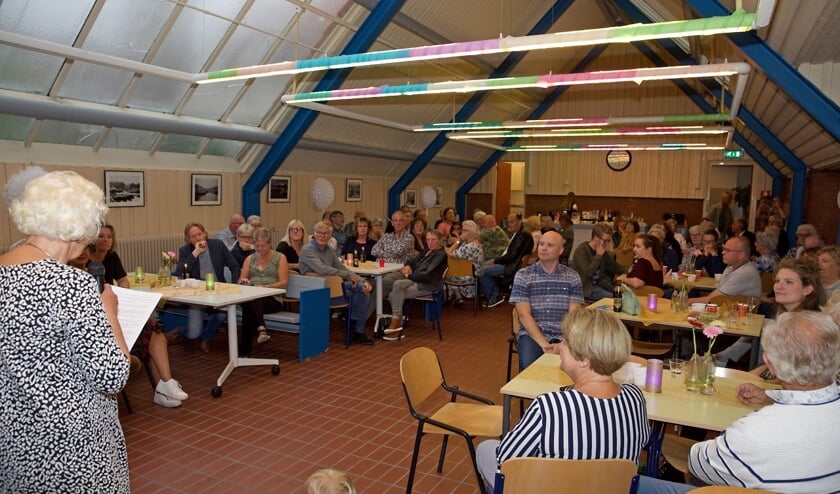 Veel bewoners en oud-bestuursleden waren aanwezig bij het jubileumfeest