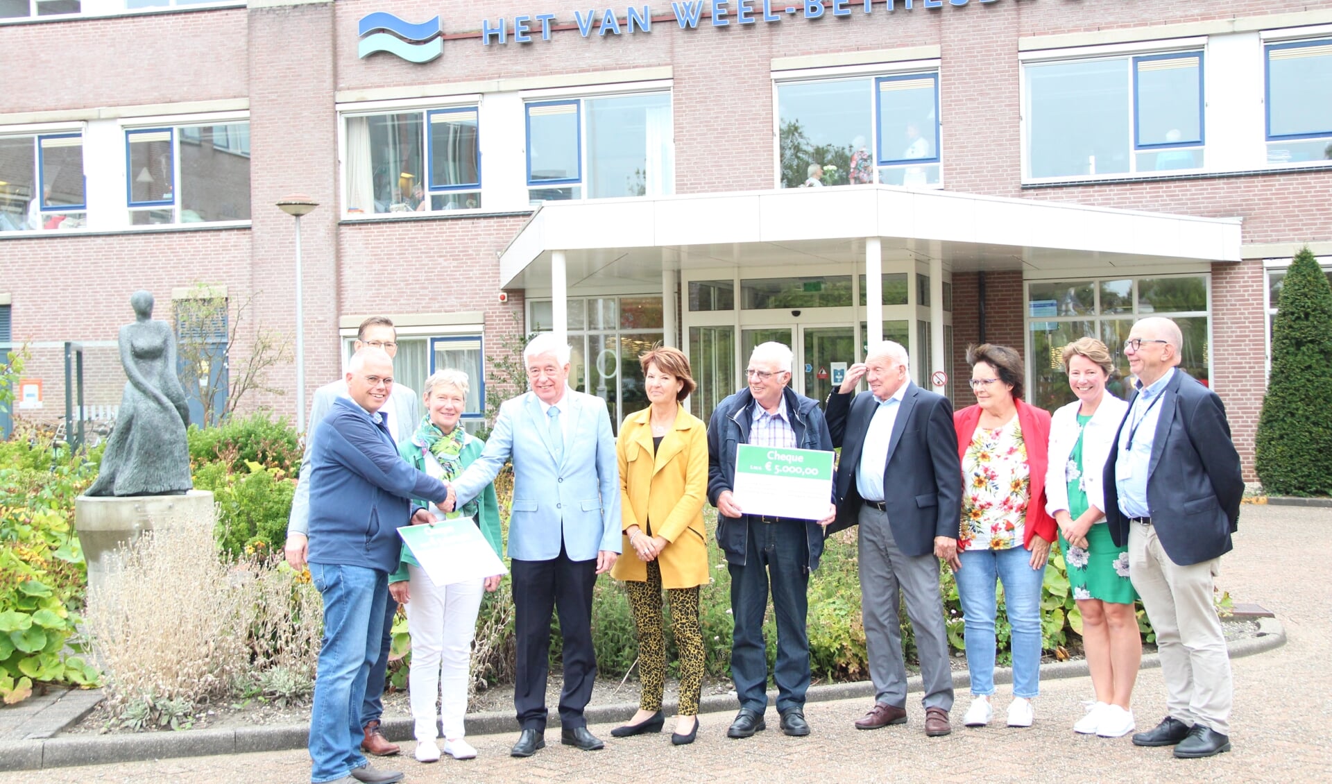 Op 11 september heeft de Landarbeidersvereniging 'De Vooruitgang' uit Middelharnis ter ere van hun 100-jarig bestaan twee cheques van €5000,- uitgereikt. 