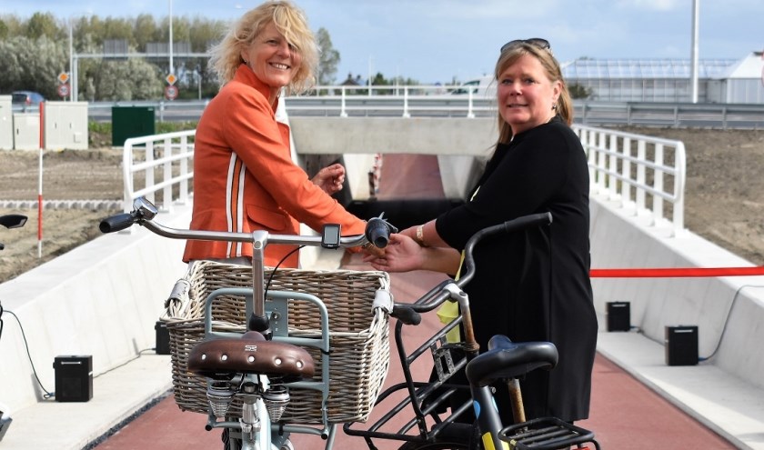 Wethouder Karin Zwinkels en Irma Kenter (Directeur Mobiliteit & Milieu Provincie Zuid-Holland) openden donderdag de nieuwe fietstunnel.