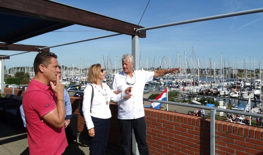 Voorzitter John Roos in gesprek met burgemeester Junius en wethouder Spoon