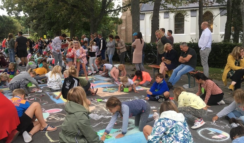 Het Kerkplein was afgelopen maandag bijna te klein om plaats te bieden aan de jonge straattekenaars.