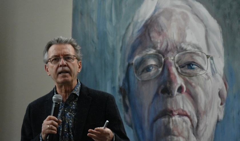 Oud-nieuwslezer Gijs Wanders aan het woord tijdens de opening van de expositie 'Gezichten van Dementie' in de Oude Kerk, Naaldwijk.