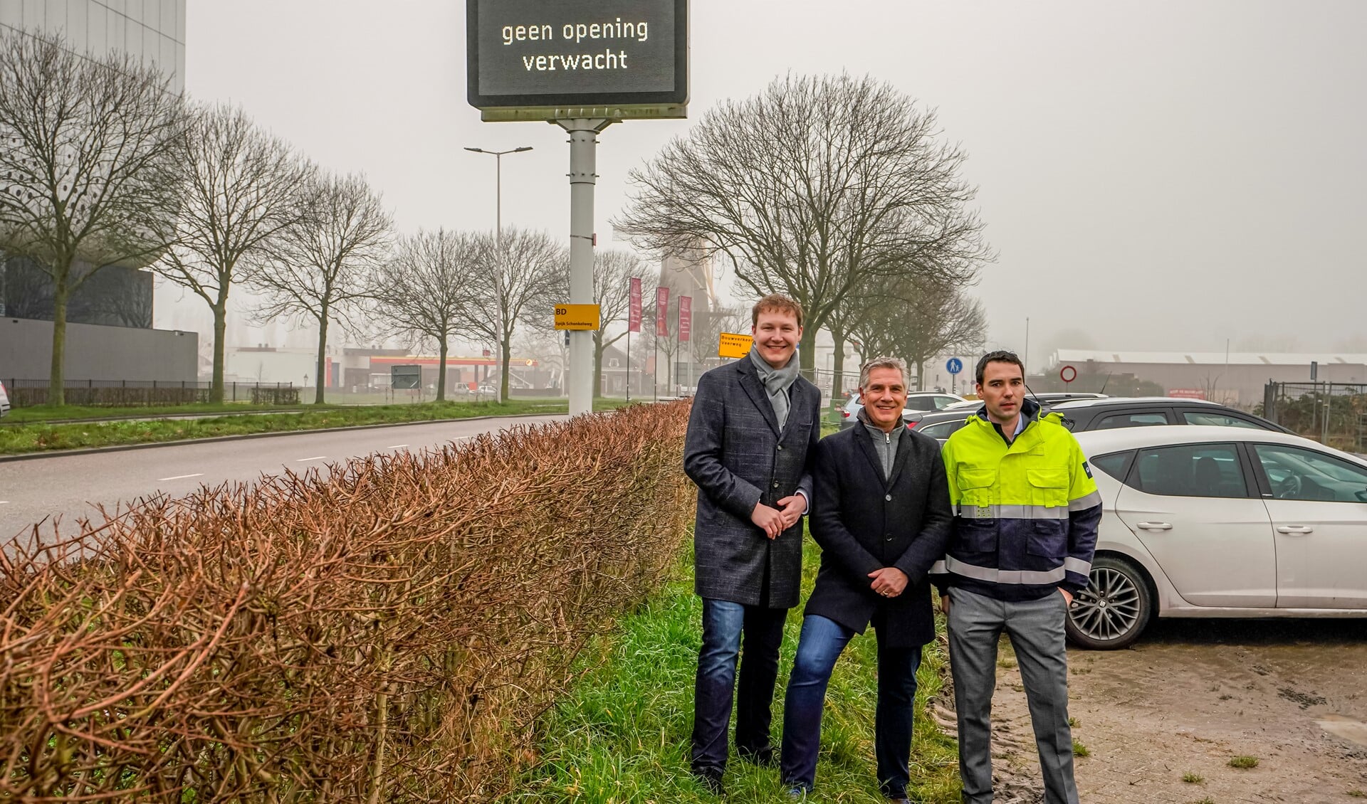 Wethouder Bal, Bart Keunen (Rijkswaterstaat) en Dirk Kok van het Havenbedrijf (vlnr.) bij de inwerkingstelling van de brugopeningsvoorspeller.
