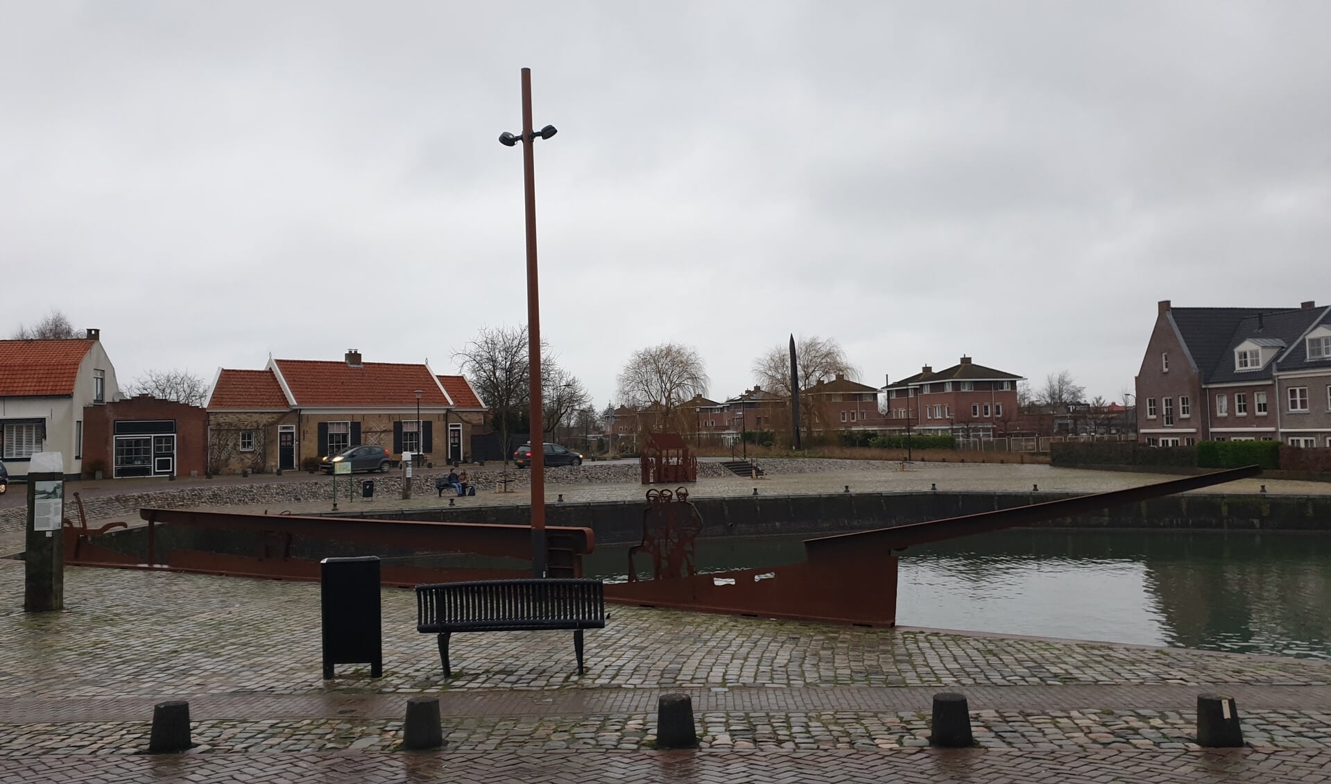 Het schip – nu met mast – en het weeghuisje zijn verlicht en aan de noordzijde van de haven zijn lindebomen geplant..(Foto: Nick Ehbel)