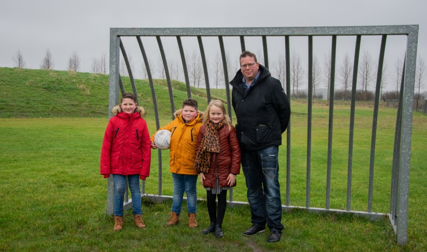 Wethouder Berend Jan Bruggeman nam zelf een kijkje op het natte voetbalveldje bij de Berg in Sommelsdijk. Hij gaat kijken naar een goede oplossing. Foto: Sam Fish