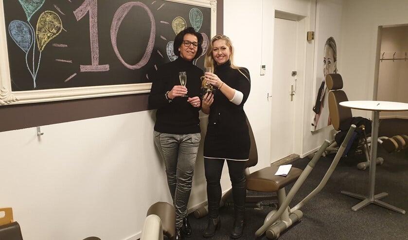 Petra Jacobs (links) geeft het stokje over aan Carola Schenk die zoveel mogelijk vrouwen van de bank wil.