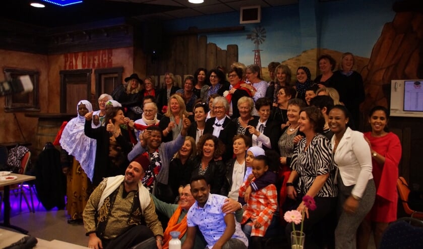 Kok Hussam Karkas in het zonnetje gezet door organisatoren internationaal diner.(foto: Maria Evers)