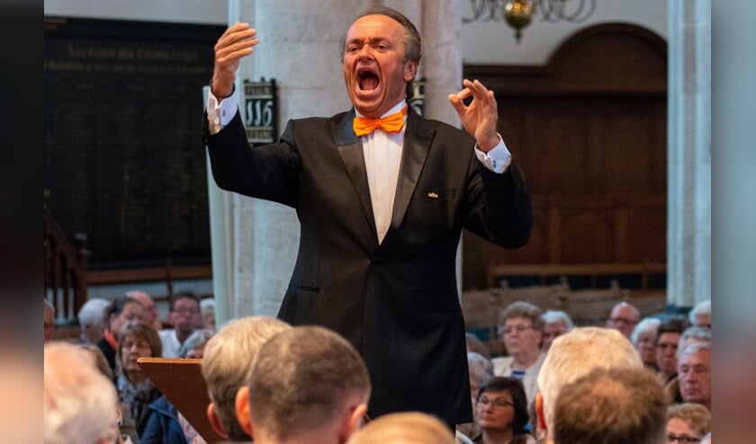 Martin boogt op een jarenlange ervaring als mannenkoordirigent en weet als geen ander de klank te vormen tot één geheel en laat er daarbij enkele solisten uitspringen. (Foto: M Modderman)