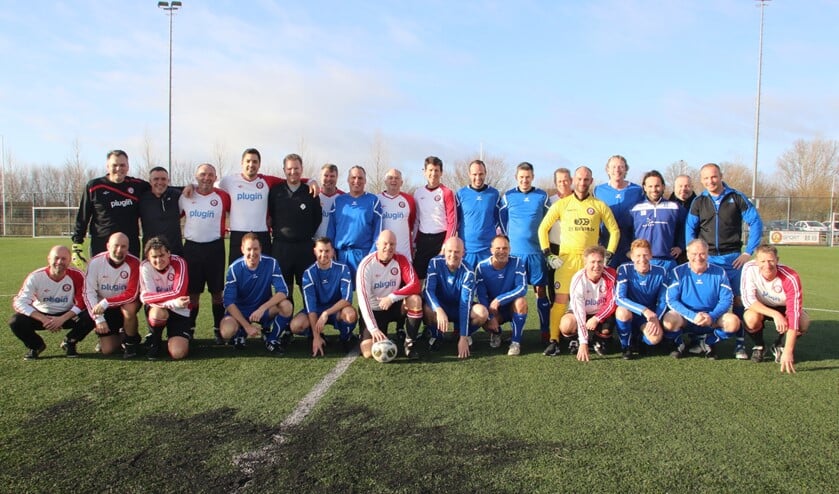 Voetballers uit de periode dat er tussen WRW en SC Voorne enige animositeit was kunnen het anno 2020 uitstekend met elkaar vinden. (Foto: Wil van Balen).