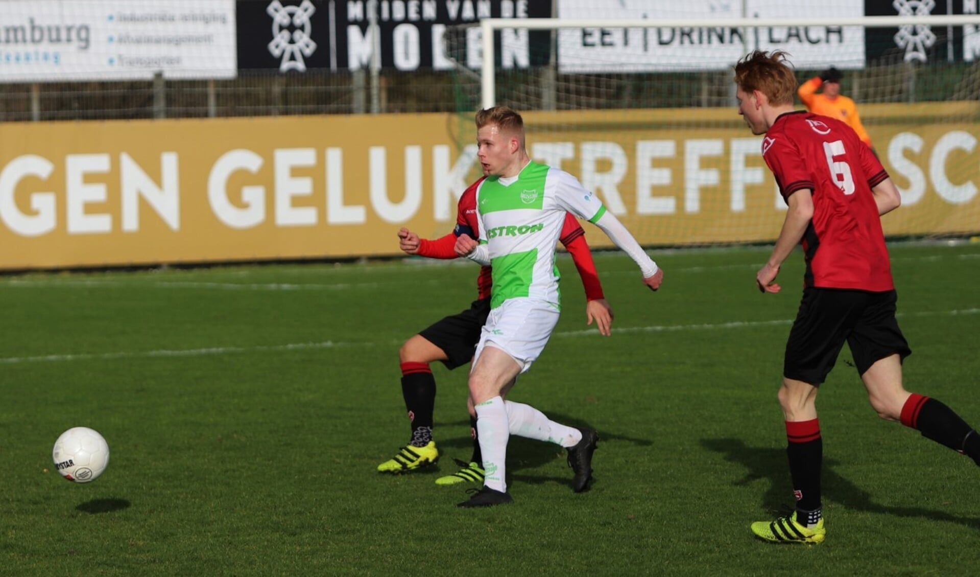 Spijkenisse heeft zaterdag de competitie hervat met een zege tegen FC Rijnvogels. Het werd op sportpark Jaap Riedijk 1-0. 