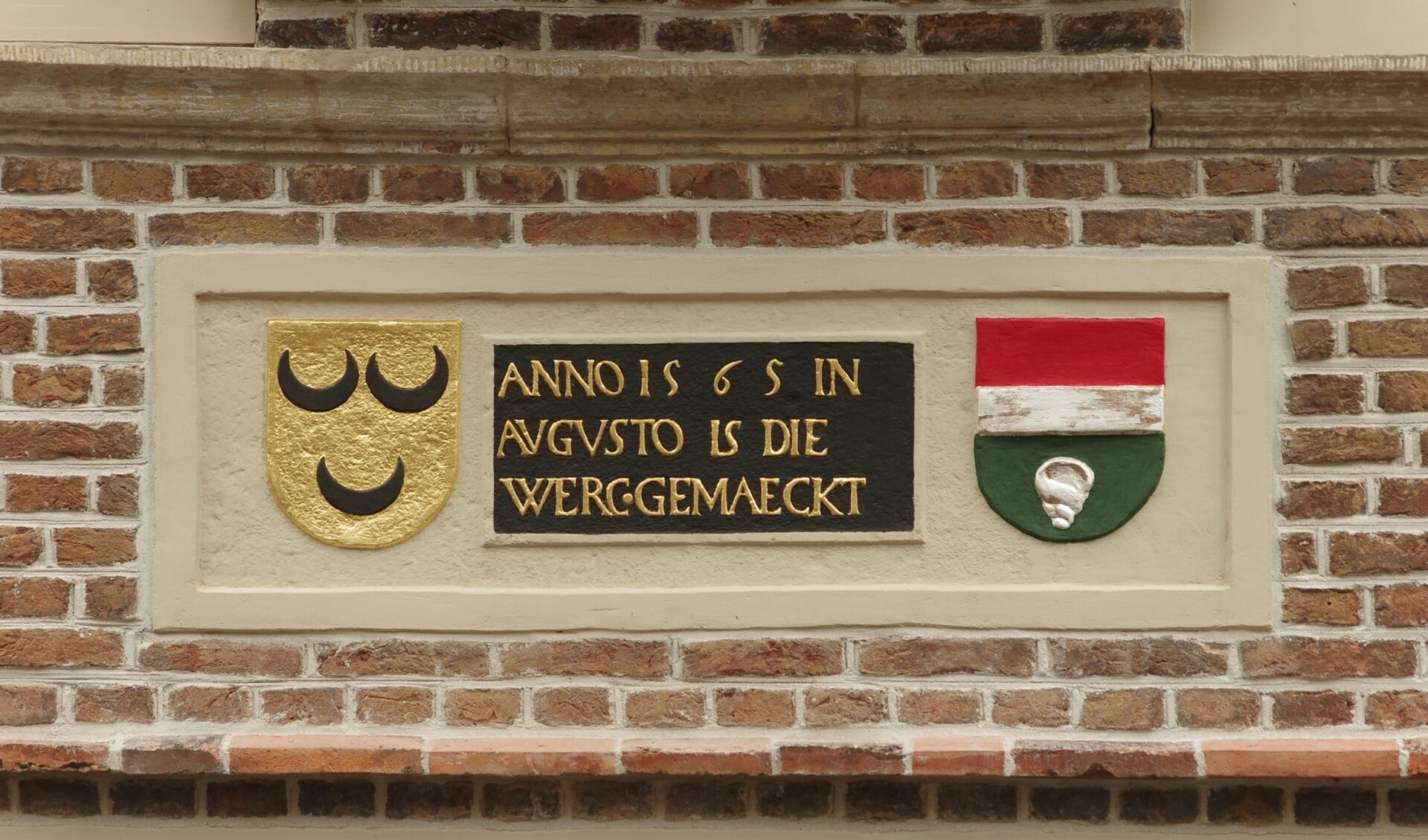 Deze gevelsteen is te zien in de Langestraat. Een fraai voorbeeld van restauratie!