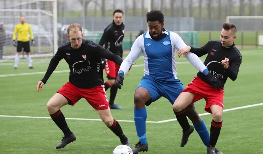 SCO''63 won zaterdag de derby met Hekelingen met 1-0. Charlo Hassell (midden) ontdoet zich van zijn tegenstanders.