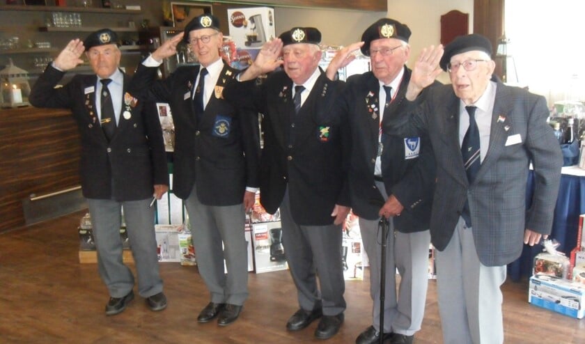 Enkele veteranen op een reunie