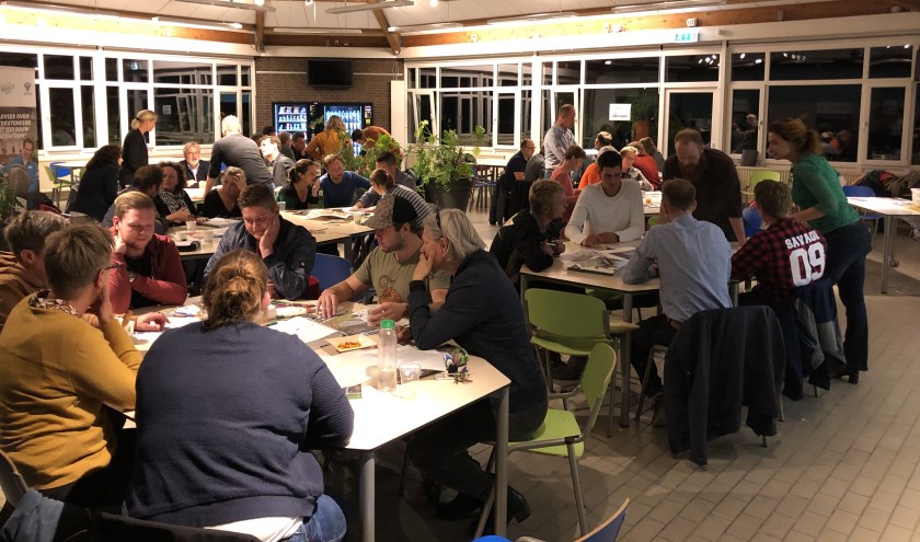 Hoveniers ontwerpen tijdens de klimaatcafés gezamenlijk een klimaatvriendelijke tuin.