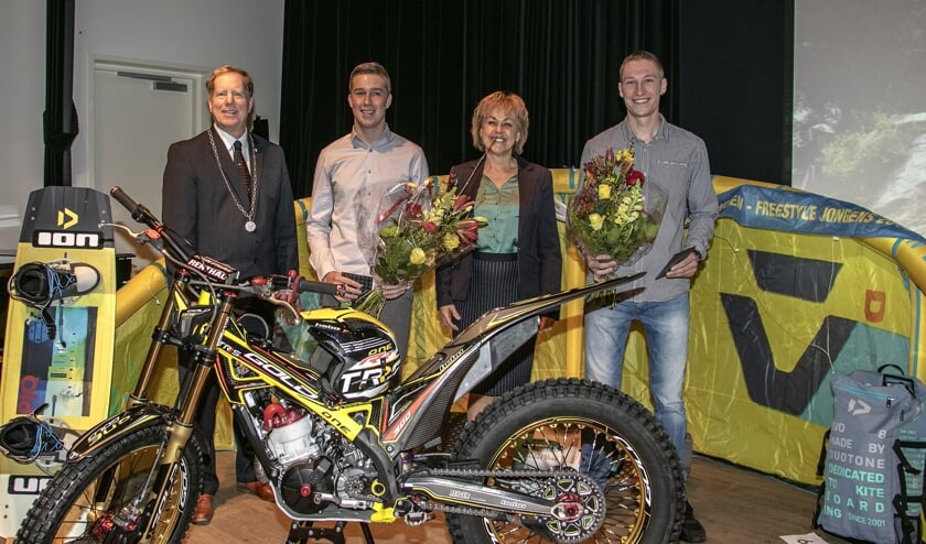 Kitesurfer Joris Herwijnen en trialcoureur Renzo Zoon (r) werden vorige week woensdag 'gemeentelijk gehuldigd'. (Foto: Wil van Balen).