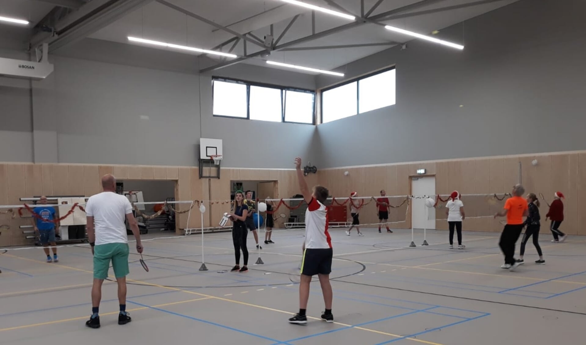 In het nieuwe MFC De Merel, gaat Badmintonclub Rockanje nu ook op maandagmiddag spelen. 