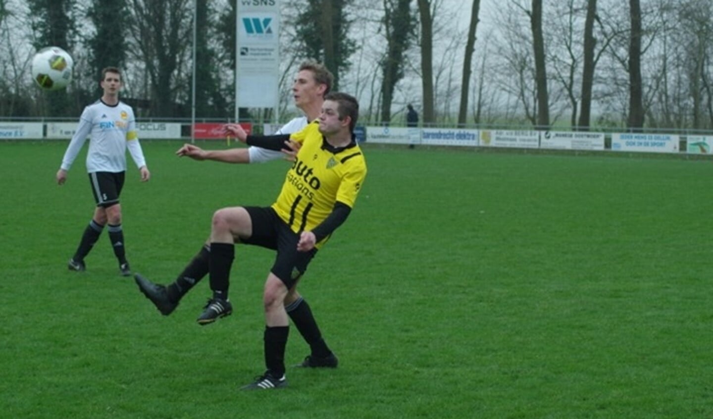 Duel Patrick van den Ochtend (voorgrond) en Paul Looij. Opde achtergrond kijkt Peter Vroegindeweij toe.