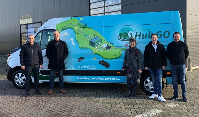 Vertegenwoordigers van de deelnemende organisaties voor de elektrische bus, waarmee de pakketten over het eiland vervoerd worden.