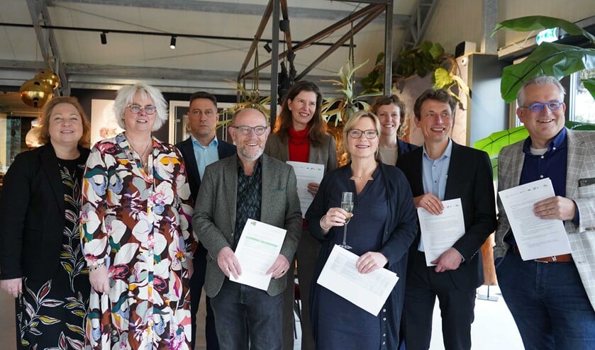 De acht ondertekenaars met 2e van links Marieke van Werkhoven
