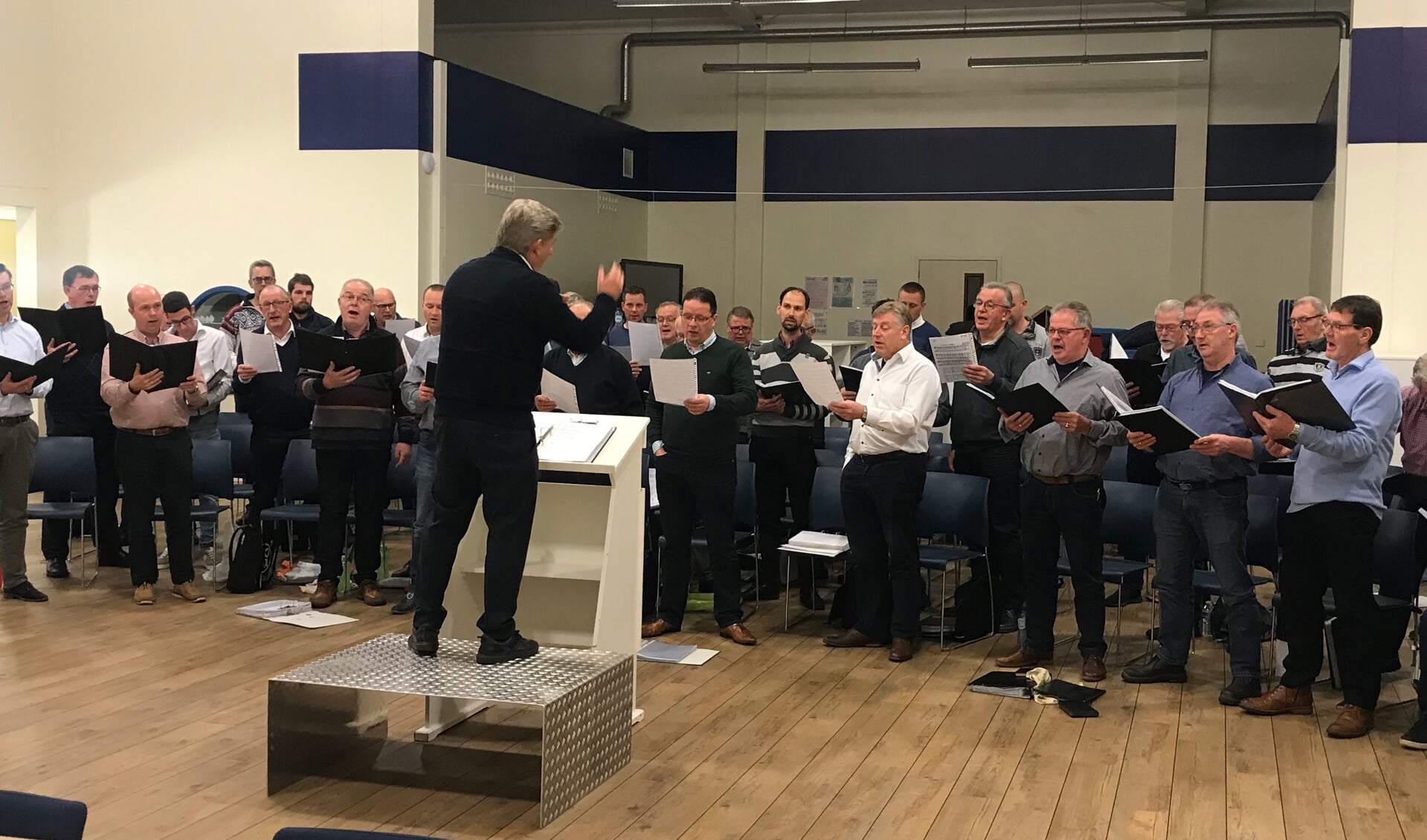 Het 50-leden tellende Christelijk Ouddorps Mannenkoor zingt psalmen en geestelijke liederen.