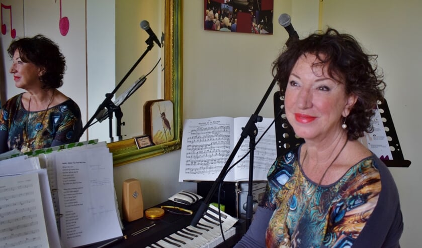 Germaine Compier in haar zangstudio