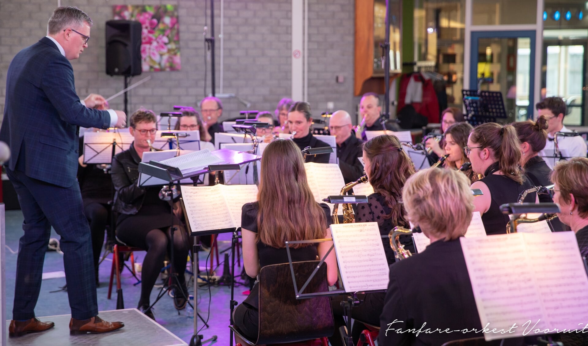 Fanfare-orkest Vooruit is een modern en dynamisch Fanfare-orkest dat vanaf augustus 2015 onder leiding staat van dirigent Gert van der Weide.