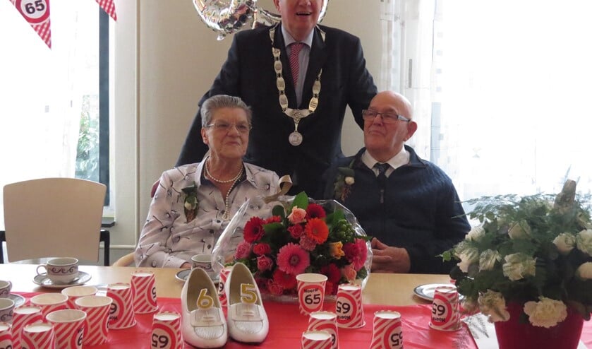Burgemeester Gregor Rensen kwam het bruidspaar persoonlijk feliciteren (Foto: MMV)