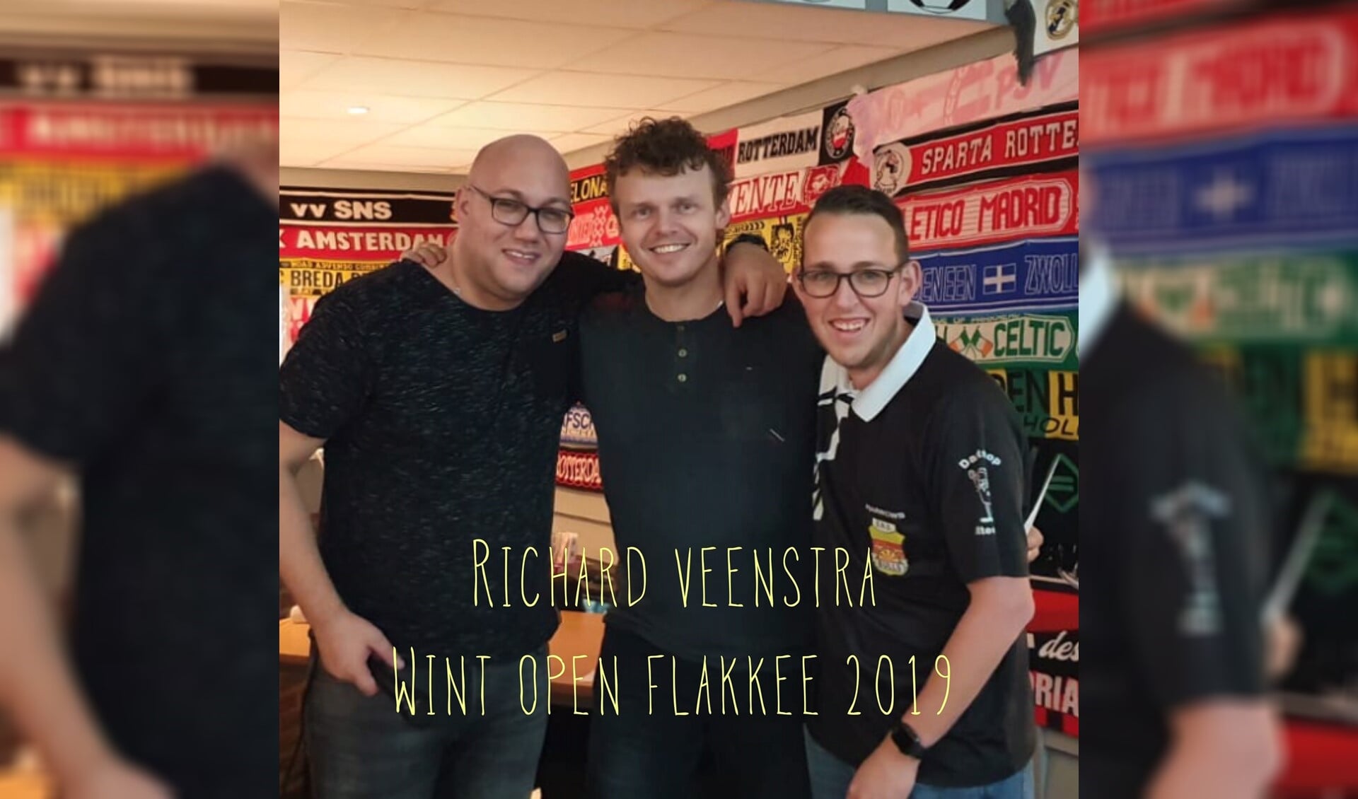 Kampioen Richard Veenstra wordt geflankeerd door John Lokken (dartshop Kattestaart ) en Kiley Schuurman (SNS).