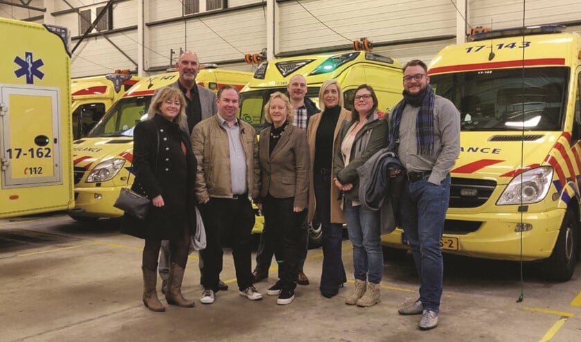 Op de foto staan vertegenwoordigers van de Nissewaardse VVD, de directeur van Ambulancezorg Rotterdam Rijnmond Arie Wijten en VVD-Kamerlid Antoinette Laan die meeging op bezoek.