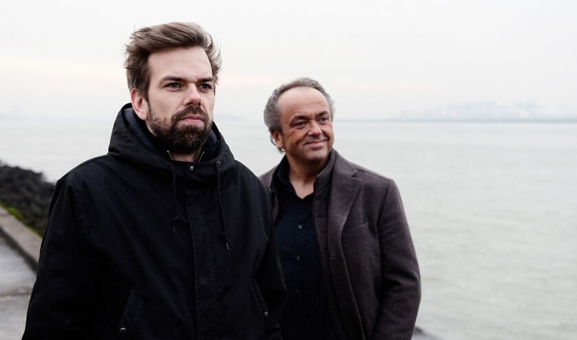 De bekende Flakkeese musici Martin en Jos Mans, vader en zoon, zijn beiden hun eigen weg gegaan in de muziek maar bundelen in dit project hun krachten en vullen elkaar aan.